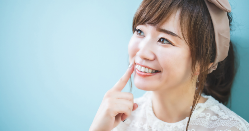 口臭ケアをしている笑顔の女性