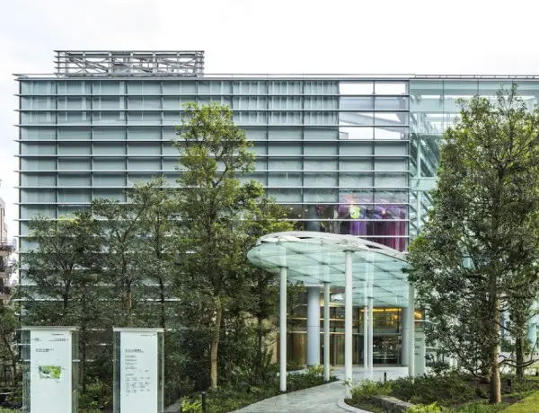 虎ノ門ヒルズガーデンハウスから見える虎ノ門ヒルズ龍クリニック歯科・医科の外観