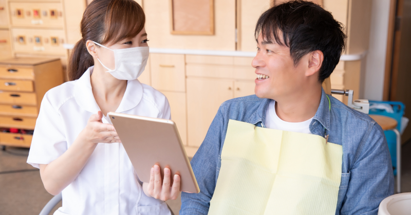 歯科クリニックで歯科衛生士が患者様に、不安や疑問を解消するカウンセリングを行っている