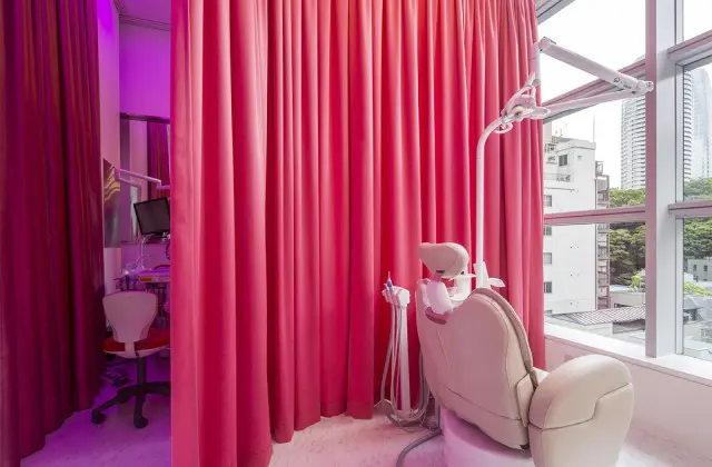 虎ノ門ヒルズ龍クリニック歯科・医科の不安をやわらげるカラフルなカーテンの診察室