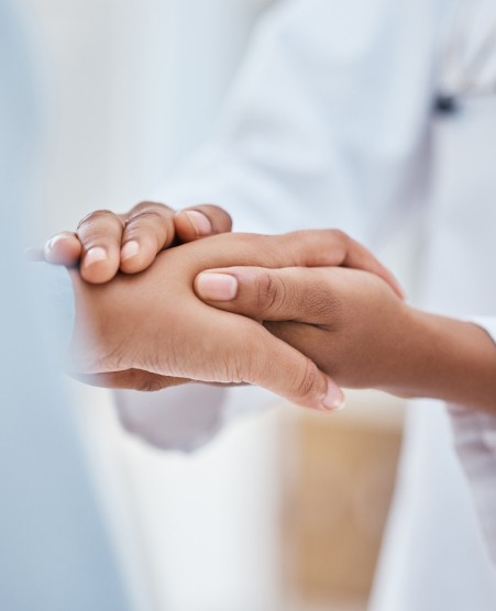 虎ノ門ヒルズ龍クリニックの医師は患者様の手を取って真摯に向き合う