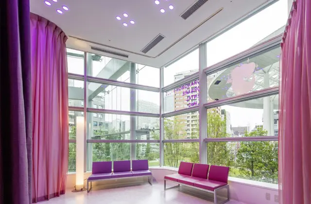 虎ノ門ヒルズ龍クリニック歯科・医科の大きな窓が付いている広々とした待合室