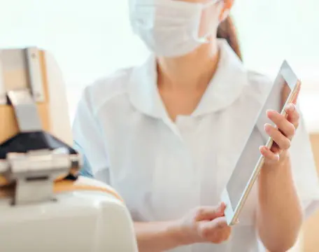 患者様に治療方法を提案する虎ノ門ヒルズ龍クリニックの医師