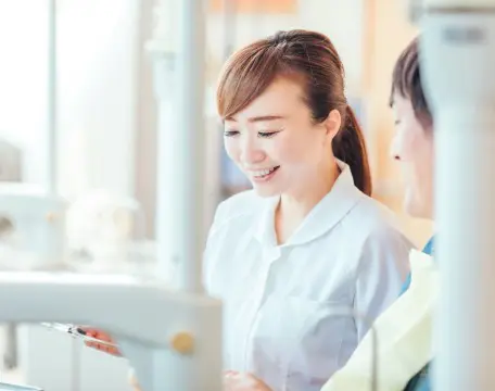 歯科治療の流れを患者様に伝えている虎ノ門ヒルズ龍クリニックの医師