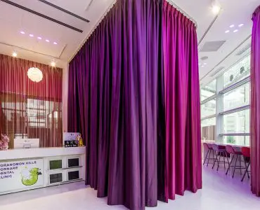 清潔感のある受付カウンターと待合室